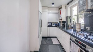 Una cucina moderna dotata di forno, microonde e macchina da caffè.