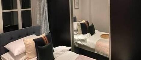 2 sovrum, skrivbord, strykjärn/strykbräda och resesäng