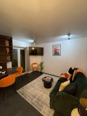 Smart TV, books, offices - Stepney Green Gated Area w/ Parking & Garden (London)