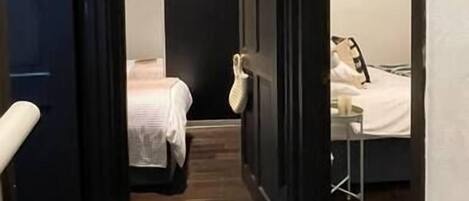 2 Schlafzimmer, Schreibtisch, Bügeleisen/Bügelbrett, Reisekinderbett