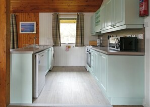 Fridge, oven, stovetop, toaster - 3 bedroom accommodation in Lochearnhead, Perthshire (Lochearnhead, Perthshire)