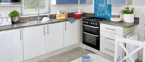 Réfrigérateur, un four, surface de cuisson, grille-pain