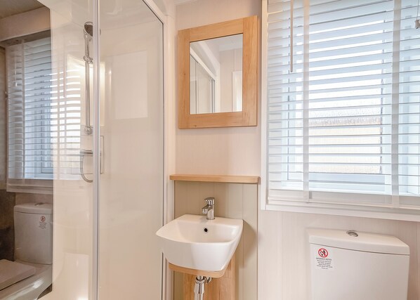 Bathroom - 2 bedroom accommodation in Skirlaugh, Nr Hull (Skirlaugh, Nr Hull)