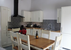 Fridge, oven, stovetop, toaster - 3 bedroom accommodation in Bassenthwaite, Keswick (Bassenthwaite, Keswick)
