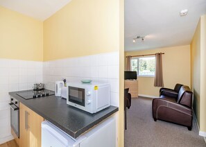 Fridge, oven, stovetop, toaster - Silver 2 Bedroom Apartment Pet (Brixham, Torbay)