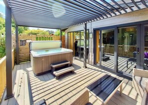 Outdoor spa tub - Spa Escape (Pet Garden & EV charger) (Raywell, Beverley)