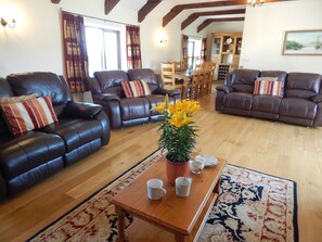 Smart TV, table football, ping pong, books - Stunning location, superior quality barn, open all year, swimming pool, hot tub  (Golant, Fowey)