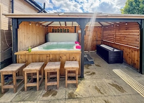 Outdoor spa tub