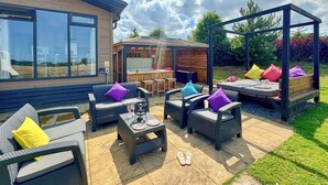 Outdoor dining - Spa Pacific (EV charger) (Raywell, Beverley)