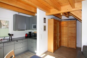 Réfrigérateur, micro-ondes, plaque de cuisson, lave-vaisselle