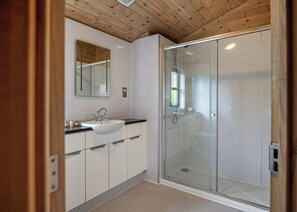Bathroom - 2 bedroom accommodation in Raywell, Beverley (Raywell, Beverley)