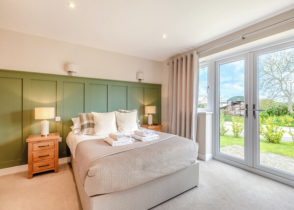 4 bedrooms, free WiFi - Stylish and contemporary two storey cottage. (Glastonbury)