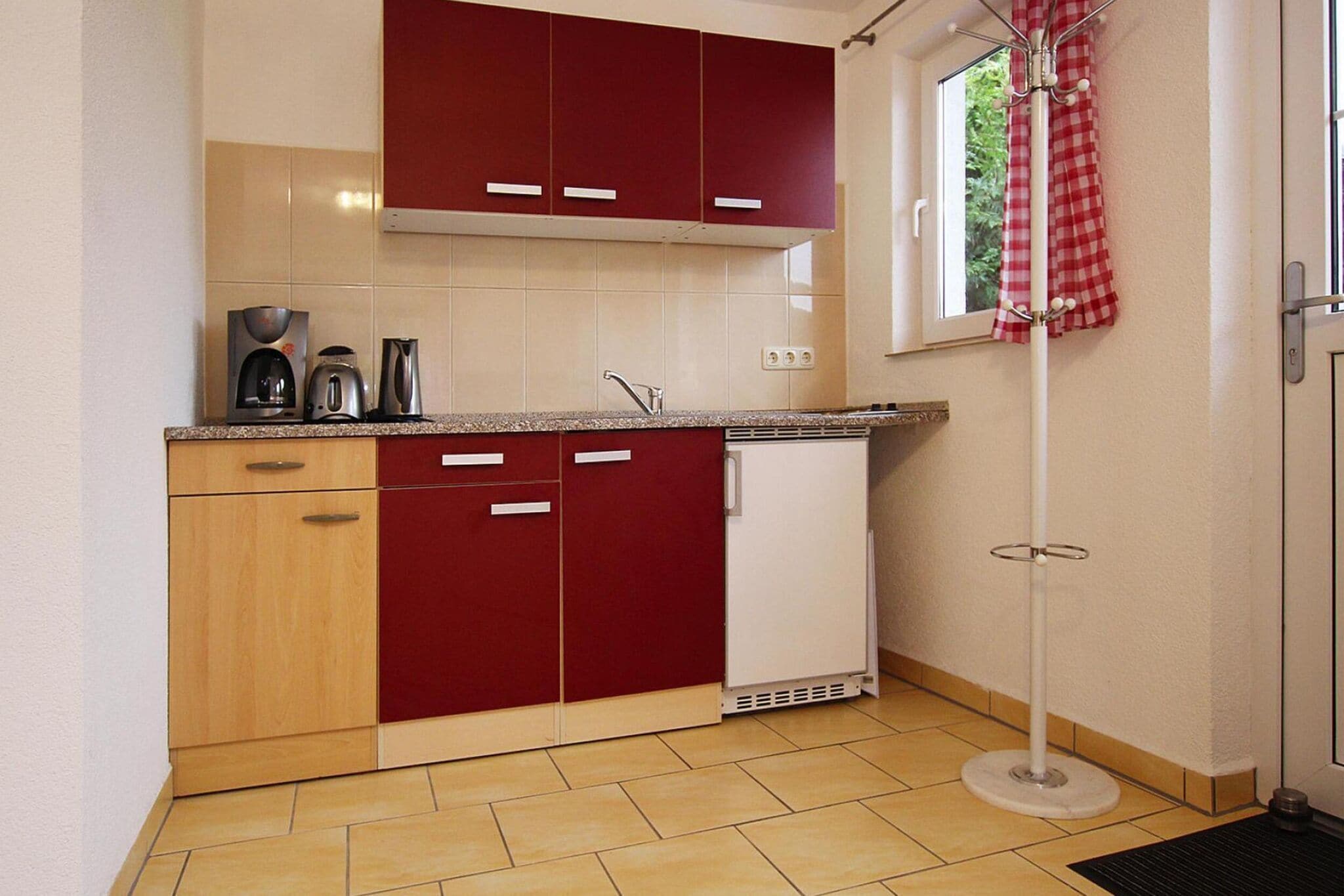 Kühlschrank, Herdplatte, Wasserkocher mit Kaffee-/Teezubehör, Toaster