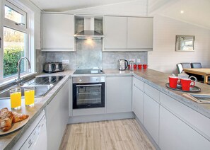Refrigerador, horno, parrilla de estufa y tostadora