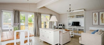 A luxurious lodge with one master double with en suite shower room.