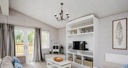 A luxurious lodge with one master double with en suite shower room.