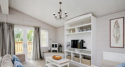 A luxurious lodge with one master double with en suite shower room.