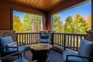 Property grounds - Book Fall! Luxurious Townhome with Firepit! Shuttle Stop Right Outside! (Mammoth Lakes)