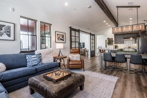 Smart TV, fireplace, foosball - Book Fall! Luxurious Townhome with Firepit! Shuttle Stop Right Outside! (Mammoth Lakes)