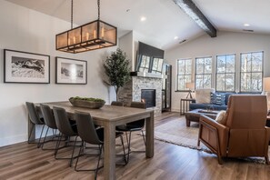 Interior - Book for Ski! Luxurious Townhome with Firepit! Shuttle Stop Right Outside! (Mammoth Lakes)