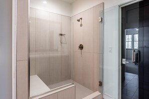Combined shower/tub, hair dryer, towels