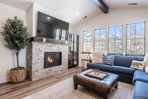 Smart TV, fireplace, foosball - Book Fall! Luxurious Townhome with Firepit! Shuttle Stop Right Outside! (Mammoth Lakes)