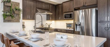 Jääkaappi, mikroaaltouuni, uuni, astianpesukone