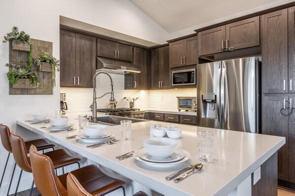 Fridge, microwave, oven, dishwasher - Book Fall! Luxurious Townhome with Firepit! Shuttle Stop Right Outside! (Mammoth Lakes)