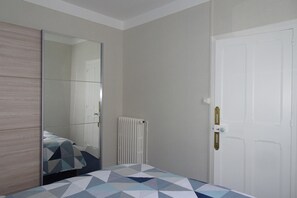 2 bedrooms, travel crib, WiFi