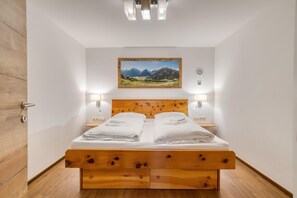 4 bedrooms, travel crib, free WiFi