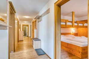 4 makuuhuonetta, vauvan matkasänky, ilmainen Wi-Fi