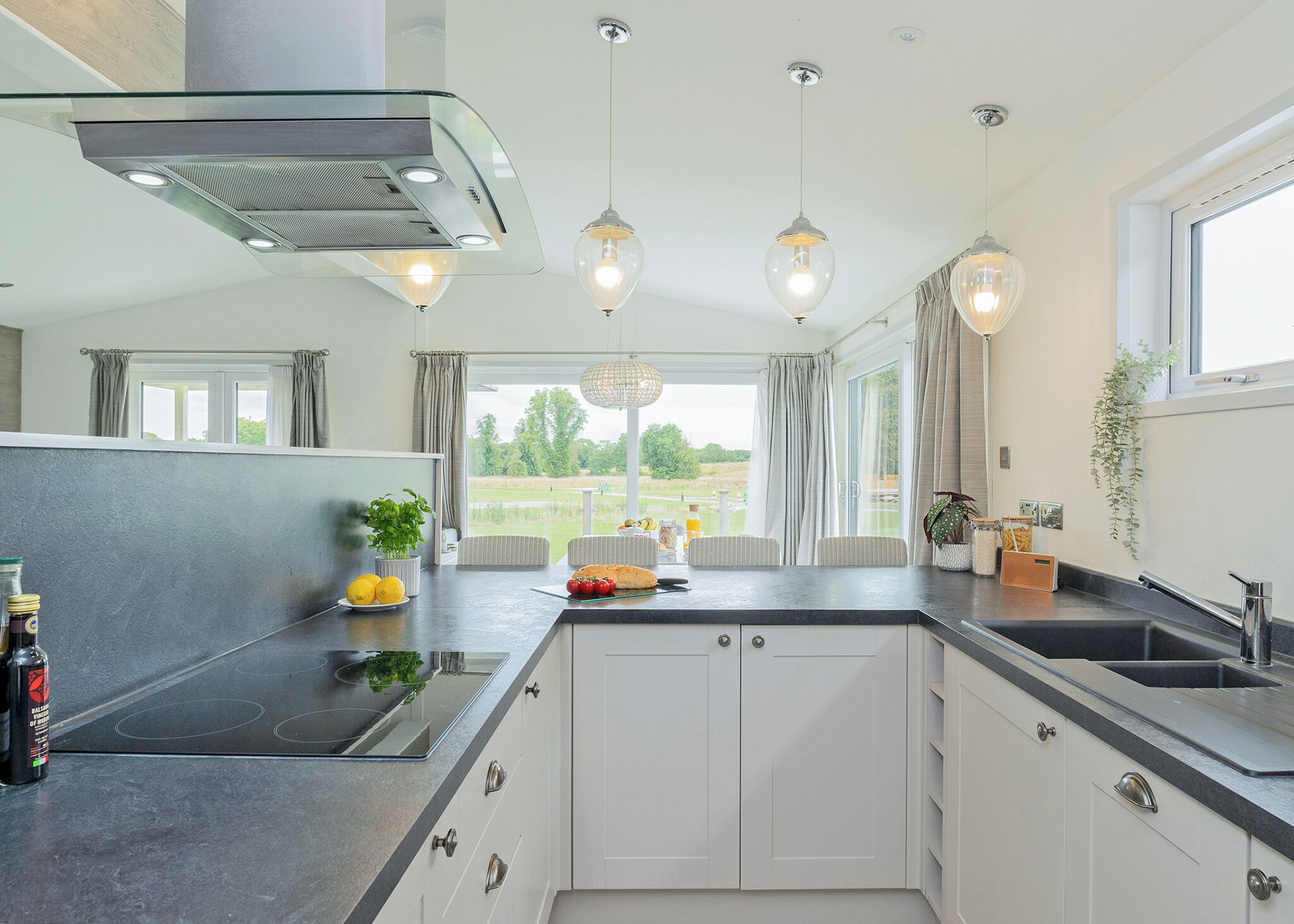 Réfrigérateur, four, plaque de cuisson, lave-vaisselle