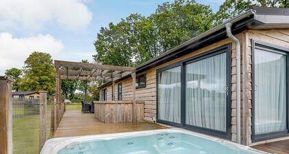 A stunning lodge with one master double with en suite.