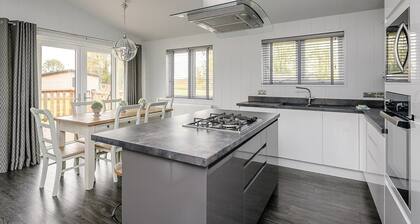 A stunning lodge with one master double with en suite.