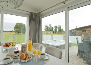Dining - Elite Plus Spa Lodge 3 (Bury St Edmunds)