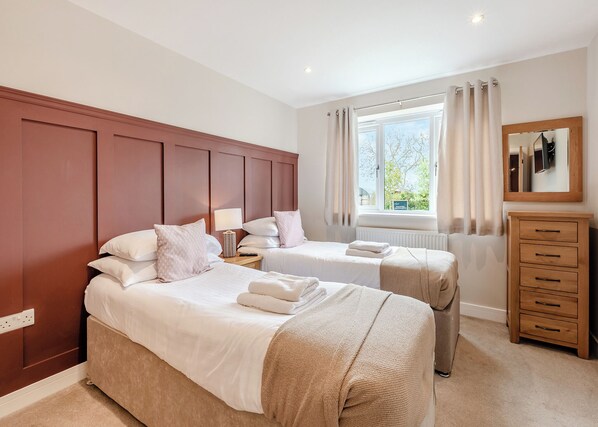 4 bedrooms, free WiFi - The ultimate spacious and modern two storey cottage. (Glastonbury)