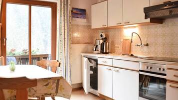 Kühlschrank, Ofen, Herdplatte, Wasserkocher mit Kaffee-/Teezubehör