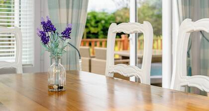 A stylish lodge with one master double with en suite shower room.