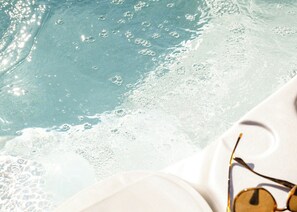 A pool with clear water and bubbles, and a white surface with a pair of sunglasses on it. - 2 bedroom accommodation in Honiton (Honiton)