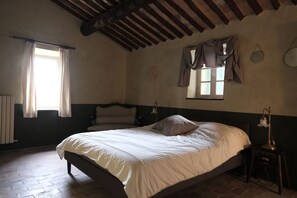 5 bedrooms, desk, iron/ironing board, free WiFi