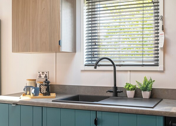 Fridge, oven, stovetop, dishwasher - 2 bedroom accommodation in Skirlaugh, Nr Hull (Skirlaugh, Nr Hull)