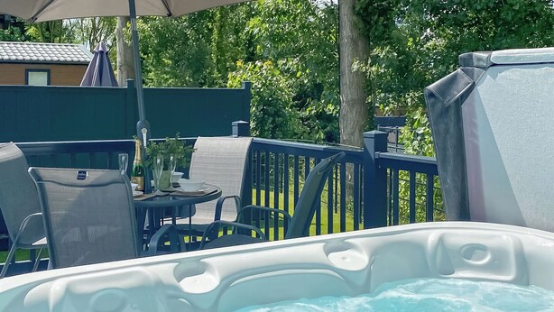 Outdoor dining - 2 bedroom accommodation in Skirlaugh, Nr Hull (Skirlaugh, Nr Hull)