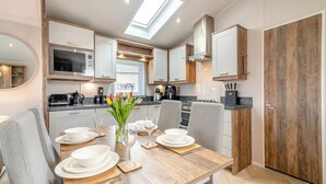 Fridge, oven, stovetop, dishwasher - 2 bedroom accommodation in Skirlaugh, Nr Hull (Skirlaugh, Nr Hull)