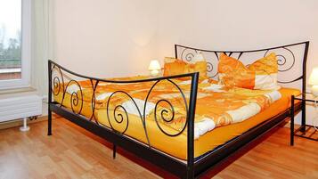 2 bedrooms, travel crib, free WiFi, bed sheets