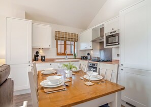 Fridge, oven, stovetop, dishwasher - 1 bedroom accommodation in Skirlaugh, Nr Hull (Skirlaugh, Nr Hull)