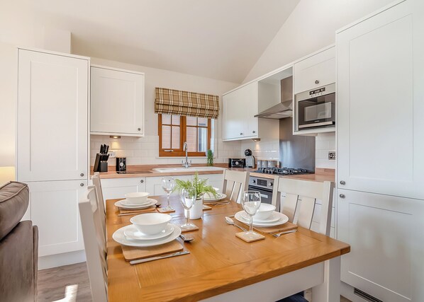 Køleskab, ovn, kogeplade, opvaskemaskine