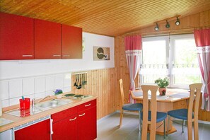 Fridge, stovetop, coffee/tea maker, electric kettle - Ferienhaus in Wiek (Wiek)