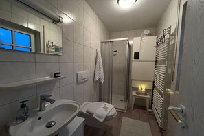 Baignoire, sèche-cheveux, serviettes fournies