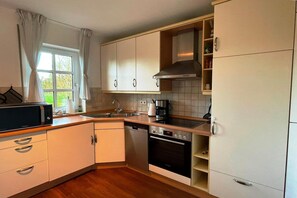 Fridge, microwave, oven, stovetop - Ferienhaus Marlina Glueckstreffer in Büsum nahe (Büsum)