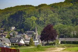 A rural village with houses, a church, and a hill in the background. - Cottage in Normandy near Alabaster Coast (Crasville-la-Roquefort)